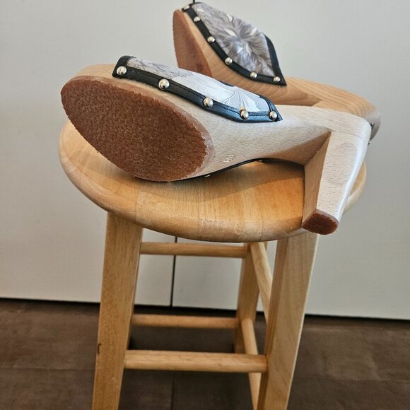 Shoes - Picture 1 of 4